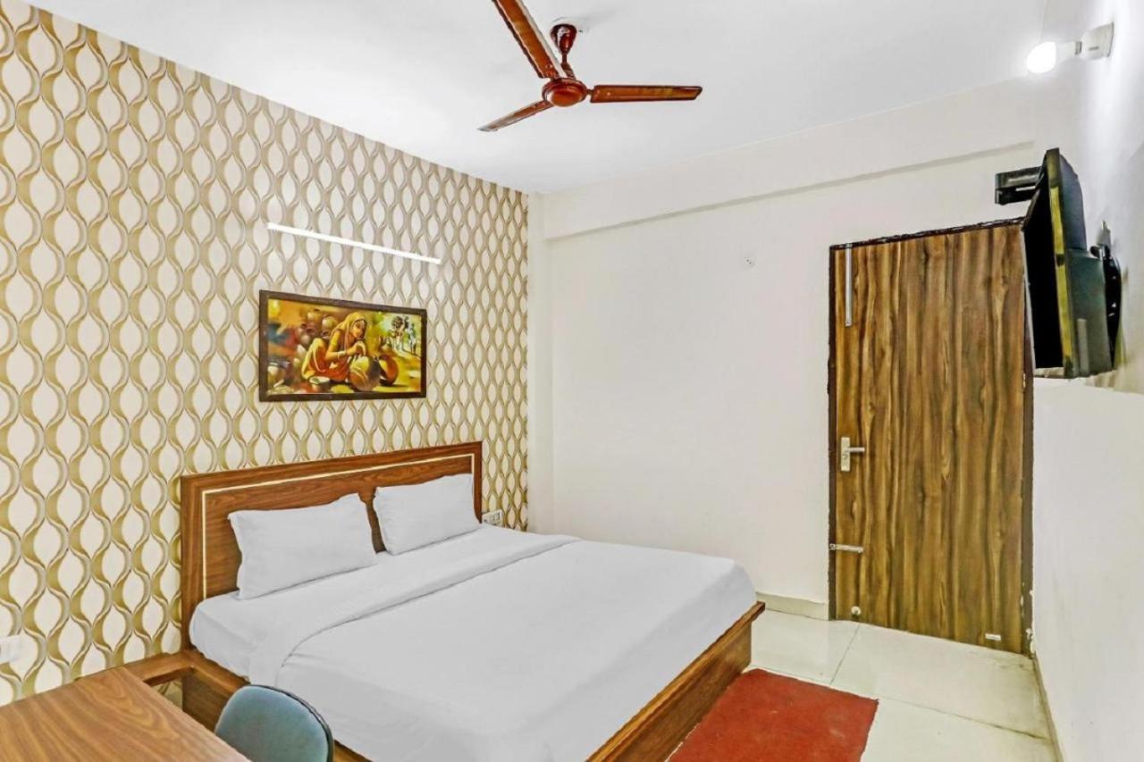 Hotel Noida Continental At Noida City Center Екстер'єр фото
