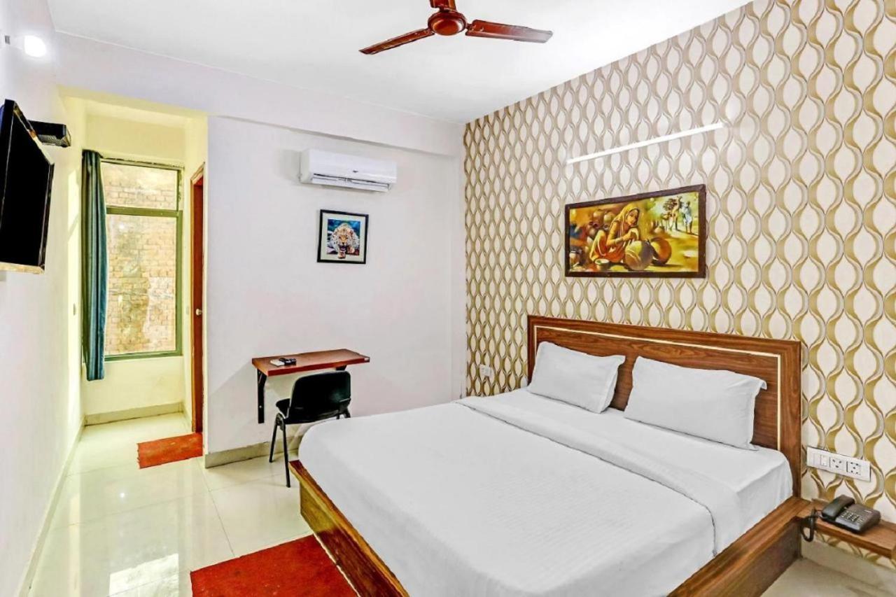 Hotel Noida Continental At Noida City Center Екстер'єр фото