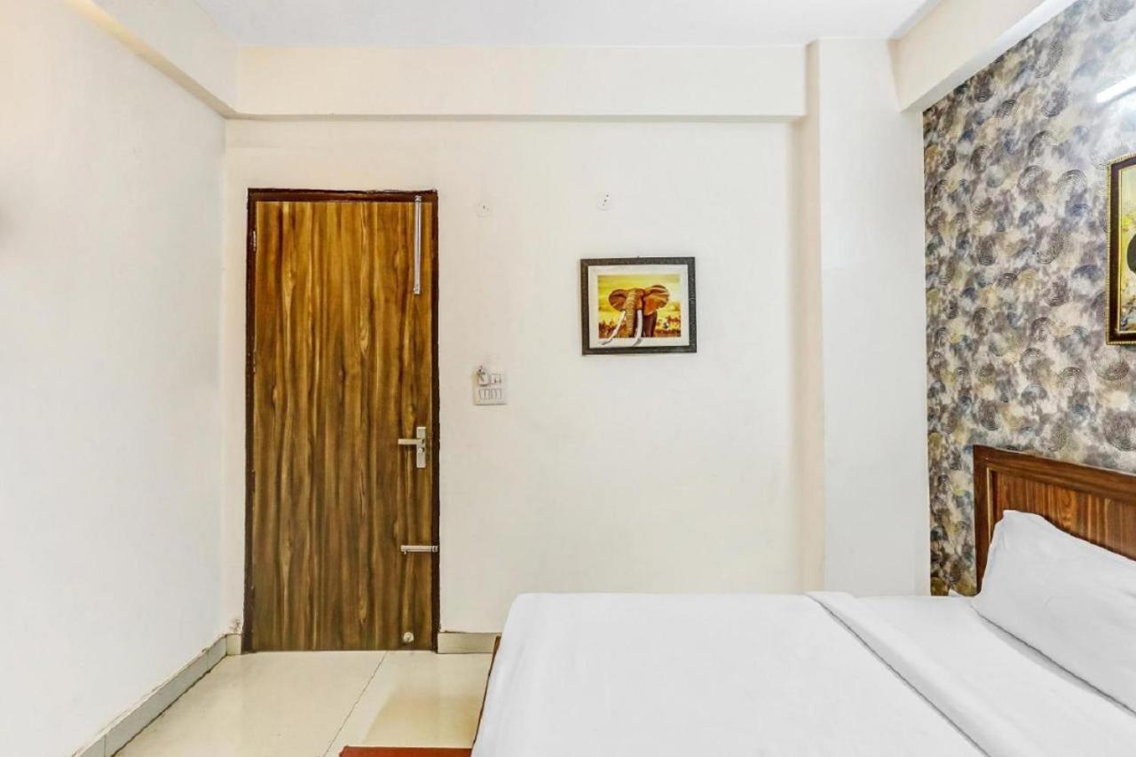 Hotel Noida Continental At Noida City Center Екстер'єр фото