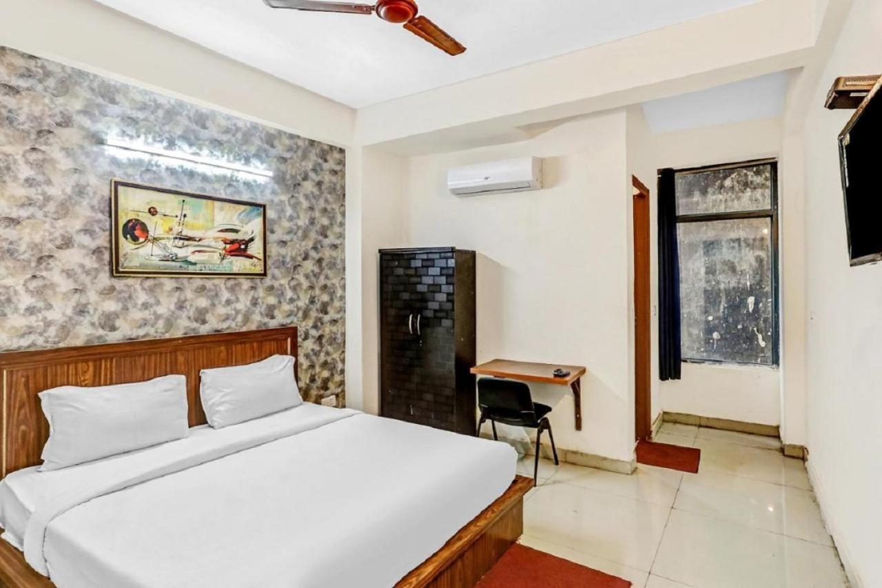 Hotel Noida Continental At Noida City Center Екстер'єр фото